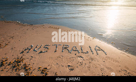 Australia testo disegnato utilizzando conchiglie sulla sabbia in spiaggia Foto Stock