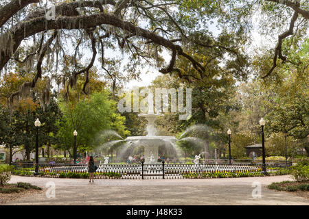 Savannah, GA - Marzo 27, 2017: Forsyth park è il parco più grande di Savannah Historic District e una famosa destinazione turistica. La fontana date Foto Stock