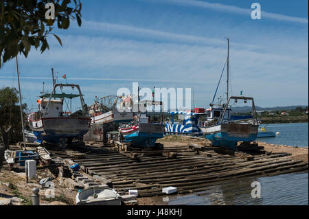 Barche da pesca a terra in Fuseta, Algarve, PORTOGALLO Foto Stock