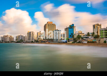 San Juan, Puerto Rico skyline resort sulla spiaggia di Condado. Foto Stock