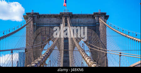 Il Ponte di Brooklyn a New York - un famoso punto di riferimento- MANHATTAN / NEW YORK - Aprile 1, 2017 Foto Stock
