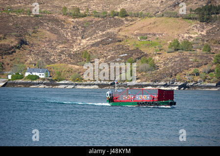 I mondi ultimo lavoro giradischi auto ferry operante tra Glenelg Kylerea e sull'Isola di Skye in occidente delle Highlands Scozzesi. Foto Stock