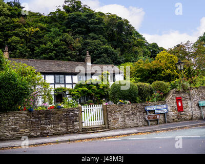 Cottage e giardino nel piccolo villaggio di Pott Shrigley, Cheshire, Inghilterra. Foto Stock