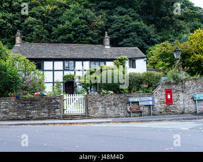 Cottage e giardino nel piccolo villaggio di Pott Shrigley, Cheshire, Inghilterra. Foto Stock