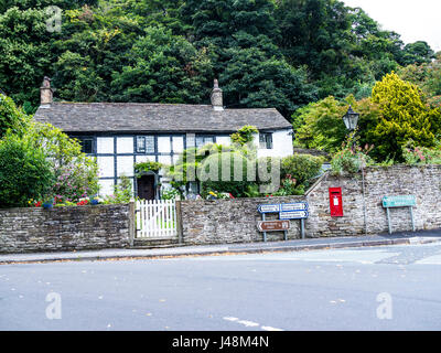 Cottage e giardino nel piccolo villaggio di Pott Shrigley, Cheshire, Inghilterra. Foto Stock