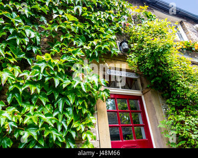 Cottage e giardino nel piccolo villaggio di Pott Shrigley, Cheshire, Inghilterra. Foto Stock