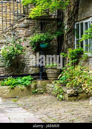 Cottage e giardino nel piccolo villaggio di Pott Shrigley, Cheshire, Inghilterra. Foto Stock