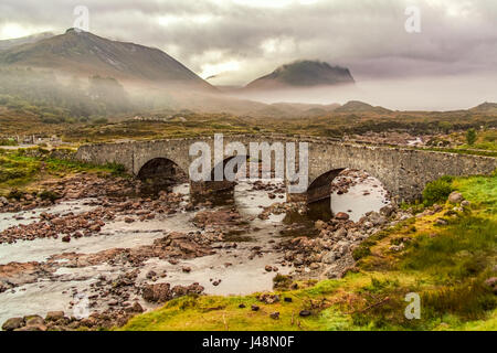 Il vecchio ponte Sligachan con vista su Sgurr nan Gillean e il rosso e il nero Cuillins, Isola di Skye Foto Stock