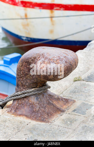 Rusty posto barca su un molo di Cadice in Spagna Foto Stock