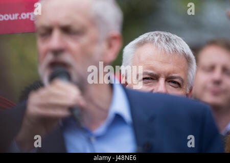 Cardiff Wales, Regno Unito, 21 aprile 2017. Primo Ministro per il Galles Carwyn Jones guarda oltre la spalla del leader laburista Jeremy Corbyn come egli parla al La Foto Stock