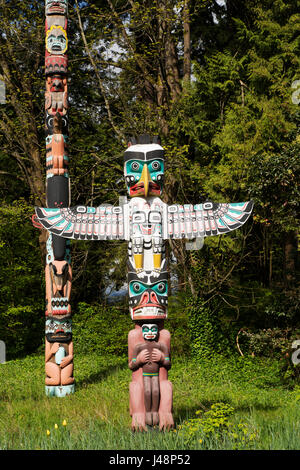 Thunderbird house post a Brockton Point in Stanley Park a Vancouver in Canada. Nove totem stand nel parco e sono British Columbia più popu Foto Stock