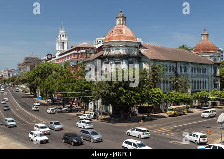 Il vecchio era Coloniale Britannica edificio all'angolo della trafficata Strand Road e Pansodan Street a Yangon (Rangoon), Myanmar (Birmania). Foto Stock