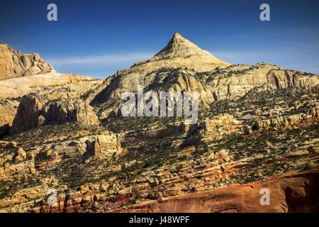 Il Ferns Nipple Rock presenta paesaggi desertici con vista panoramica ed escursioni nel Capitol Reef National Park, Utah Foto Stock