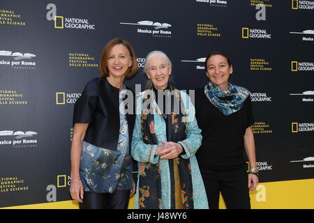 Roma, Italia. Il 10 maggio, 2017. Jane Goodall, Kathryn Fink e Chloe Cipolletta. Credito: PACIFIC PRESS/Alamy Live News Foto Stock