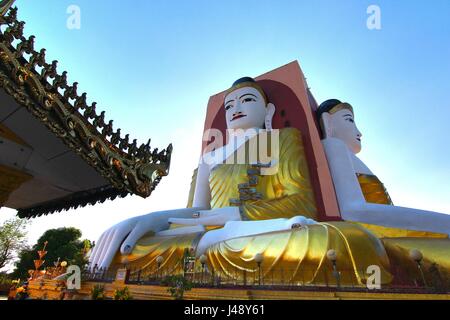 La Pagoda Kyaikpun è una pagoda nel Bago città, Myanmar. Più in particolare, Kyaik Pun Pagoda è la casa dei quattro Buddha seduto santuario Foto Stock