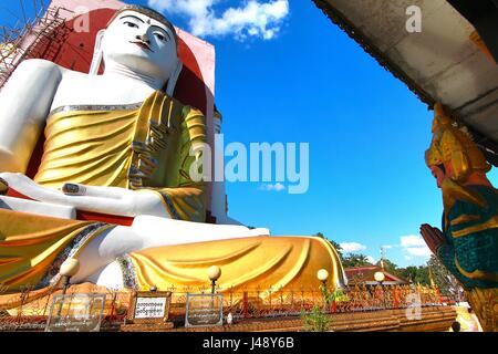 La Pagoda Kyaikpun è una pagoda nel Bago città, Myanmar. Più in particolare, Kyaik Pun Pagoda è la casa dei quattro Buddha seduto santuario Foto Stock