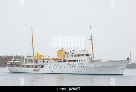 Oslo, Norvegia. Il 10 maggio, 2017. Il Royal Yacht Norge al dock Honnørbrygga a Oslo, il 10 maggio 2017, per un pranzo presso il Royal Yacht Norge in occasione della celebrazione del re Harald e la regina Sonja'ottantesimo compleanno foto : Albert Nieboer/Paesi Bassi/ - nessun filo SERVICE - foto: Albert Nieboer/RoyalPress/dpa/Alamy Live News Foto Stock