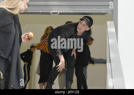 Venezia, Italia. Il 10 maggio, 2017. Artista Anne Imhof (c), fotografato durante la sua performance dal titolo 'Faust' prima dell'inizio della 57a Biennale di Venezia ("La Biennale di Venezia - 57a Esposizione Internazionale d'Arte") durante la fase di apertura del Padiglione Tedesco a Venezia, Italia, 10 maggio 2017. La 57ª Biennale di Venezia ha luogo dal 13 maggio al 26 novembre 2017. - Nessun filo SERVICE - foto: Felix Hörhager/dpa/Alamy Live News Foto Stock