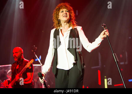 Varese Italia. 09 maggio 2017. Il cantante italiano-cantautore Fiorella Mannoia eseguire live in scena al Teatro di Varese durante il 'Combattente Tour 2017' Credit: Rodolfo Sassano/Alamy Live News Foto Stock