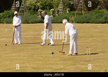 Cumbria, Regno Unito. Il 10 maggio, 2017. Cumbria.giornata di sole . Levens Hall - Westmorland Croquet Club godono di un gioco in perfette condizioni climatiche Credito: Gordon Shoosmith/Alamy Live News Foto Stock