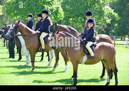 Windsor, Regno Unito. Il 10 maggio, 2017. Gracie Aungier 7 anni, sorrisi a sua madre prima di entrare nel suo pony Broadgrove Littlestar per essere giudicato in Arena che insieme più tardi è arrivato secondo nella parte allevate e anglo arabi, 148 cm e sotto, in Adelaide Arena su una gloriosa sunny - Giorno 1 del Royal Windsor Horse Show nel Castello di Windsor motivi Berkshire REGNO UNITO. Credit Gary Blake/Alamy Live News Foto Stock