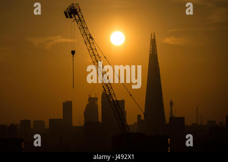 Londra, Regno Unito. Il 10 maggio, 2017. Regno Unito: Meteo il grattacielo Shard edificio al tramonto © Guy Corbishley/Alamy Live News Foto Stock