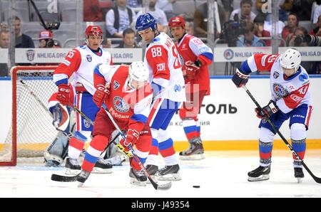 Sochi, Russia. Il 10 maggio, 2017. Il presidente russo Vladimir Putin indossare una maglia rossa con il numero 11 durante l'azione nella notte Ice Hockey League a Bolshoy Cupola di ghiaccio 10 Maggio 2017 in Sochi, Russia. Il Russo leader, 64, unite in con il capo della difesa Sergey Shoigu e tre Olympian champions andando al punteggio personalmente sette obiettivi per portare il suo tempo le leggende di Hockey alla vittoria. Credito: Planetpix/Alamy Live News Foto Stock