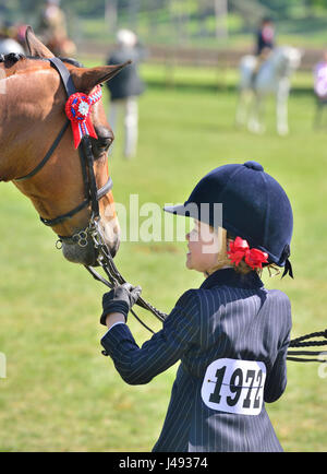 Windsor, Regno Unito. Il 10 maggio, 2017. Gracie Aungier, 7, loda il suo pony Broadgrove Littlestar, che insieme è arrivato secondo nella parte allevate e anglo arabi, 148 cm e sotto, in Adelaide Arena su una gloriosa sunny - Giorno 1 del Royal Windsor Horse Show nel Castello di Windsor motivi Berkshire REGNO UNITO. Credit Gary Blake/Alamy 7 Foto Stock