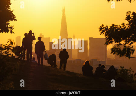 Persone che guardano il tramonto al Greenwich Park a Londra, Inghilterra, Regno Unito, Regno Unito Foto Stock