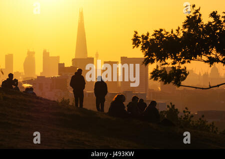 Persone che guardano il tramonto al Greenwich Park a Londra, Inghilterra, Regno Unito, Regno Unito Foto Stock