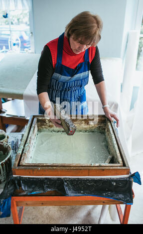 Cordula Reppe da blue stampa workshop a Pulsnitz, Germania stampa tessile con timbri di legno nella sua officina, 09 maggio 2017. Foto: Oliver Killig/dpa-Zentralbild/dpa Foto Stock