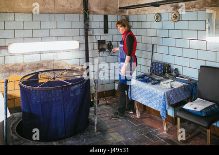 Cordula Reppe da blue stampa workshop a Pulsnitz, Germania, coloranti tessuti nella sua officina, 09 maggio 2017. Foto: Oliver Killig/dpa-Zentralbild/dpa Foto Stock