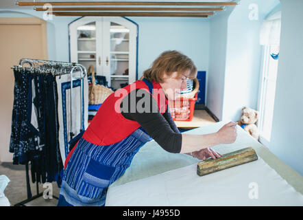 Cordula Reppe da blue stampa workshop a Pulsnitz, Germania, stampa tessile con timbri di legno nella sua officina, 09 maggio 2017. Foto: Oliver Killig/dpa-Zentralbild/dpa Foto Stock