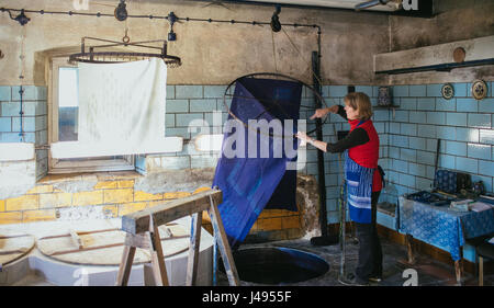 Cordula Reppe da blue stampa workshop a Pulsnitz, Germania, coloranti tessuti nella sua officina, 09 maggio 2017. Foto: Oliver Killig/dpa-Zentralbild/dpa Foto Stock