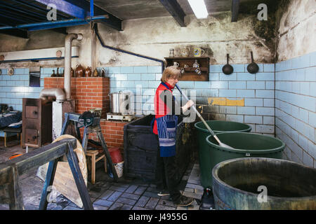 Cordula Reppe da blue stampa workshop a Pulsnitz, Germania, coloranti tessuti nella sua officina, 09 maggio 2017. Foto: Oliver Killig/dpa-Zentralbild/dpa Foto Stock