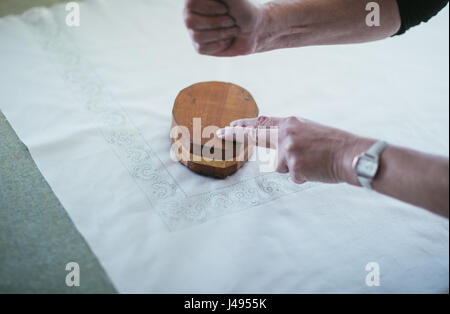 Cordula Reppe da blue stampa workshop a Pulsnitz, Germania, stampa tessile con timbri di legno nella sua officina, 09 maggio 2017. Foto: Oliver Killig/dpa-Zentralbild/dpa Foto Stock