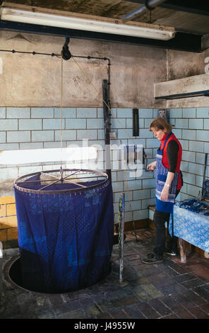 Cordula Reppe da blue stampa workshop a Pulsnitz, Germania, coloranti tessuti nella sua officina, 09 maggio 2017. Foto: Oliver Killig/dpa-Zentralbild/dpa Foto Stock