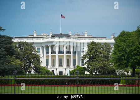 Washington DC, Stati Uniti d'America. Il 10 maggio, 2017. La Casa Bianca a sud prato prato il giorno dopo il Presidente Trump inaspettatamente licenziato direttore del FBI, James Comey. Credito: Cal Sport Media/Alamy Live News Foto Stock