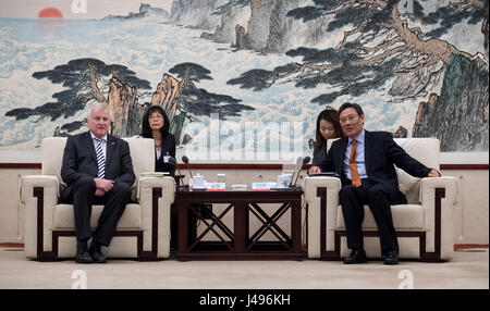 Jinan, Cina. 11 Maggio, 2017. Premier bavarese Horst Seehofer (l, CSU) viene ricevuto da parte di Wang Zhonglin, segretario di partito della città di Jinan, Jinan, Cina, 11 maggio 2017. Seehofer è in visita in Cina fino al 13 maggio 2017. Foto: Sven Hoppe/dpa/Alamy Live News Foto Stock