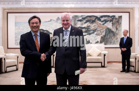 Jinan, Cina. 11 Maggio, 2017. Premier bavarese Horst Seehofer (r, CSU) viene ricevuto da parte di Wang Zhonglin, segretario di partito della città di Jinan, Jinan, Cina, 11 maggio 2017. Seehofer è in visita in Cina fino al 13 maggio 2017. Foto: Sven Hoppe/dpa/Alamy Live News Foto Stock