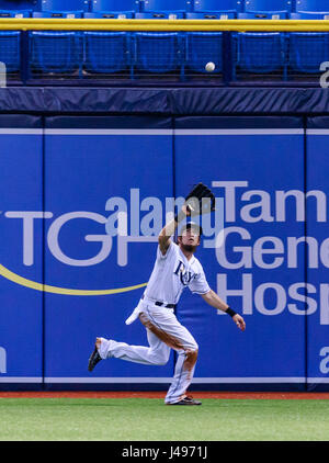 Campo Tropicana. 09 Maggio, 2017. Florida, USA-Tampa Bay Rays diritto fielder Colby Rasmus (28) Si ritiene che le catture di Kansas City Royals diritto fielder Jorge Bonifacio (38) volare palla in undicesimo inning di gioco tra i reali e i raggi a Tropicana campo. Credito: csm/Alamy Live News Foto Stock