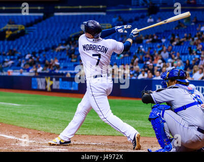 Campo Tropicana. 09 Maggio, 2017. Florida, USA-Tampa Bay Rays primo baseman Logan Morrison (7) colpisce le oscillazioni nel nono inning di gioco tra i reali e i raggi a Tropicana campo. Credito: csm/Alamy Live News Foto Stock