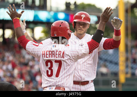 Philadelphia, Pennsylvania, USA. 9 maggio 2017. Philadelphia Phillies diritto fielder Michael Saunders (5) festeggia il suo due-run home run con centro fielder Odubel Herrera (37) durante la MLB gioco tra i Seattle Mariners e Philadelphia Phillies al Citizens Bank Park di Philadelphia, Pennsylvania. Credito: csm/Alamy Live News Foto Stock