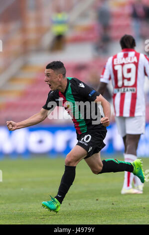 Vicenza, Italia. Il 6 maggio, 2017. Cesar Falletti (Ternana) Calcio/Calcetto : Cesar Falletti di Ternana celebra dopo un goal durante l'italiano 'Serie B' match tra Vicenza 0-1 Ternana allo Stadio Romeo menti di Vicenza, Italia . Credito: Maurizio Borsari/AFLO/Alamy Live News Foto Stock