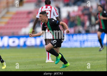 Vicenza, Italia. Il 6 maggio, 2017. Cesar Falletti (Ternana) Calcio/Calcetto : Cesar Falletti di Ternana celebra dopo un goal durante l'italiano 'Serie B' match tra Vicenza 0-1 Ternana allo Stadio Romeo menti di Vicenza, Italia . Credito: Maurizio Borsari/AFLO/Alamy Live News Foto Stock