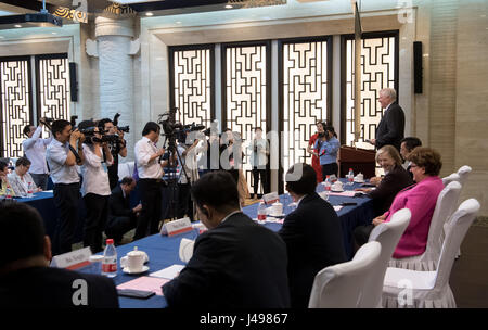 Jinan, Cina. 11 Maggio, 2017. Premier bavarese Horst Seehofer indietro (R) parla in occasione di una conferenza di Hanns Seidel Foundation di Jinan, Cina, 11 maggio 2017. Seehofer è in visita in Cina fino al 13 maggio 2017. Foto: Sven Hoppe/dpa/Alamy Live News Foto Stock