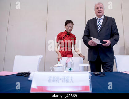 Jinan, Cina. 11 Maggio, 2017. Premier bavarese Horst Seehofer (R) arriva ad una conferenza di Hanns Seidel Foundation di Jinan, Cina, 11 maggio 2017. Seehofer è in visita in Cina fino al 13 maggio 2017. Foto: Sven Hoppe/dpa/Alamy Live News Foto Stock