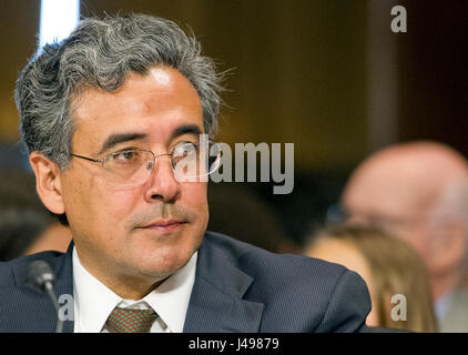 Noel J. Francisco testimonia davanti al Senato degli Stati Uniti di comitato per il settore giudiziario per la sua nomina a essere Solicitor General degli USA al Campidoglio di Washington il mercoledì 10 maggio, 2017. Credito: Ron Sachs / CNP - nessun filo SERVICE - foto: Ron Sachs/CNP/dpa Foto Stock