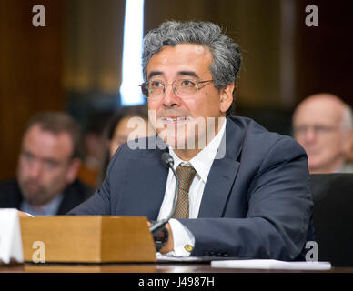 Noel J. Francisco testimonia davanti al Senato degli Stati Uniti di comitato per il settore giudiziario per la sua nomina a essere Solicitor General degli USA al Campidoglio di Washington il mercoledì 10 maggio, 2017. Credito: Ron Sachs / CNP - nessun filo SERVICE - foto: Ron Sachs/CNP/dpa Foto Stock