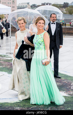 Oslo, Norvegia. Il 10 maggio, 2017. Il re Harald e la regina Sonja di Norvegia frequentare l'ottantesimo compleanno banchetto di re Harald e la regina Sonja di Norvegia alla Opera House di Oslo, Norvegia, 10 maggio 2017. Foto: Patrick van Katwijk Paesi Bassi OUT/point de vue fuori - nessun filo SERVICE - foto: Patrick van Katwijk/Olandese Photo Press/dpa/Alamy Live News Foto Stock